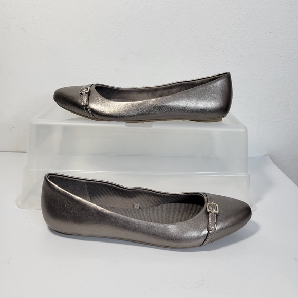 Womans Dr. Scholls Ballet Flats Pewter/Silver Size 6 Buckel Detail Pointy toe - Picture 5 of 10